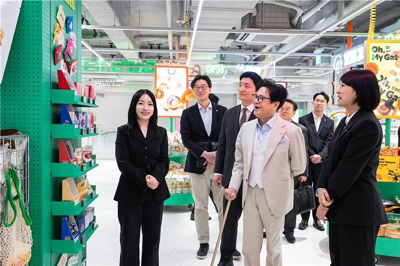 이재현 CJ그룹 회장이 지난 26일 서울 명동에 있는 올리브영 센트럴 명동타운점을 방문해 현장 점검을 하는 모습. 사진 CJ