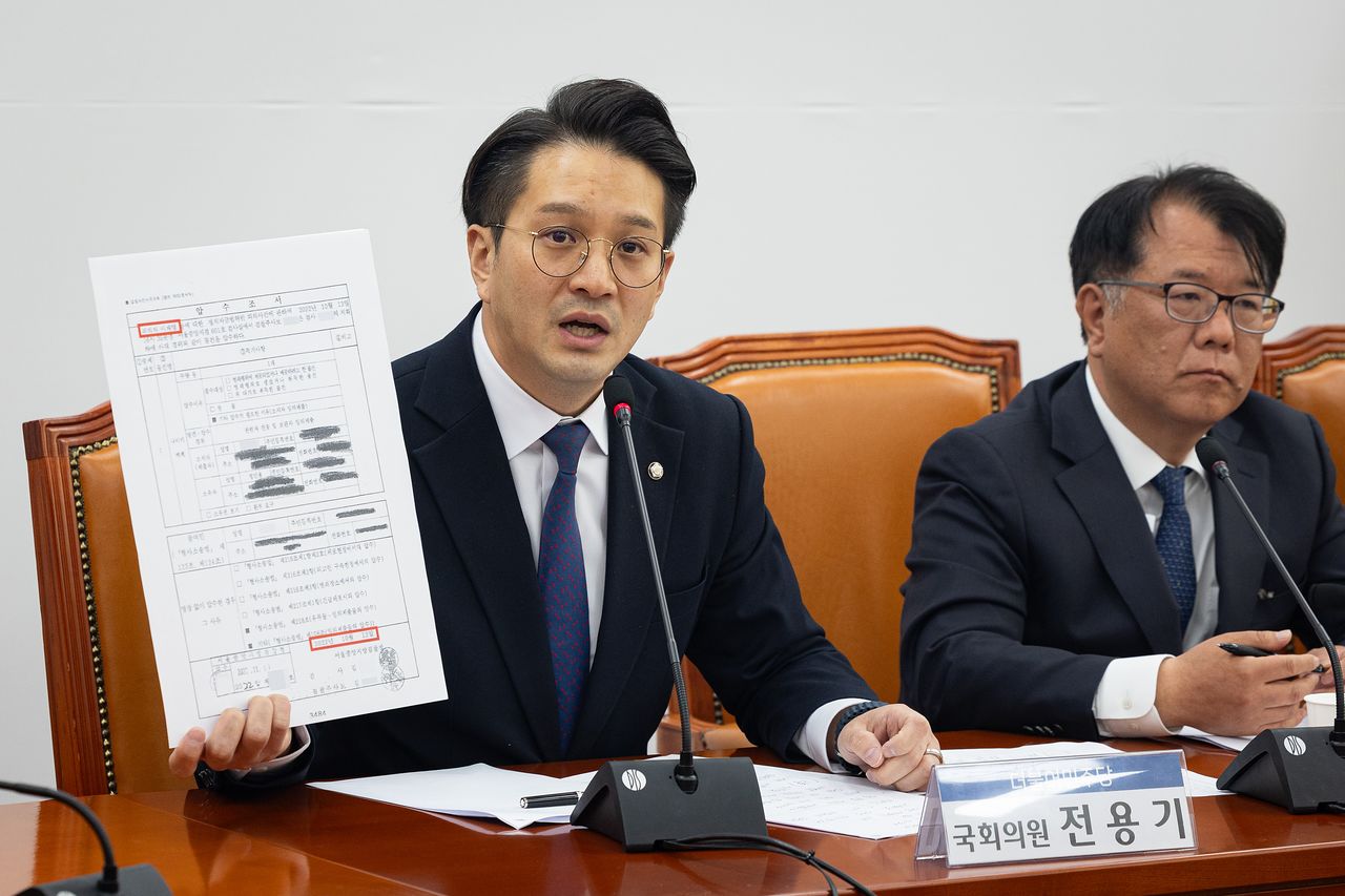 전용기 더불어민주당 의원이 29일 서울 여의도 국회에서 열린 쌍방울 대북송금 사건 긴급 기자간담회에서 압수조서를 들고 발언하고 있다. 뉴스1