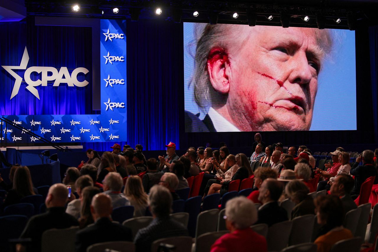 지난 26일(현지시간) 미국 텍사스주 그레이프바인에서 열린 2026년 보수정치행동회의(CPAC) 현장에서, 2024년 선거 유세 도중 총성이 울려 퍼진 후 부상을 입은 도널드 트럼프 미국 대통령의 모습이 대형 스크린에 비춰지고 있다. 로이터=연합뉴스