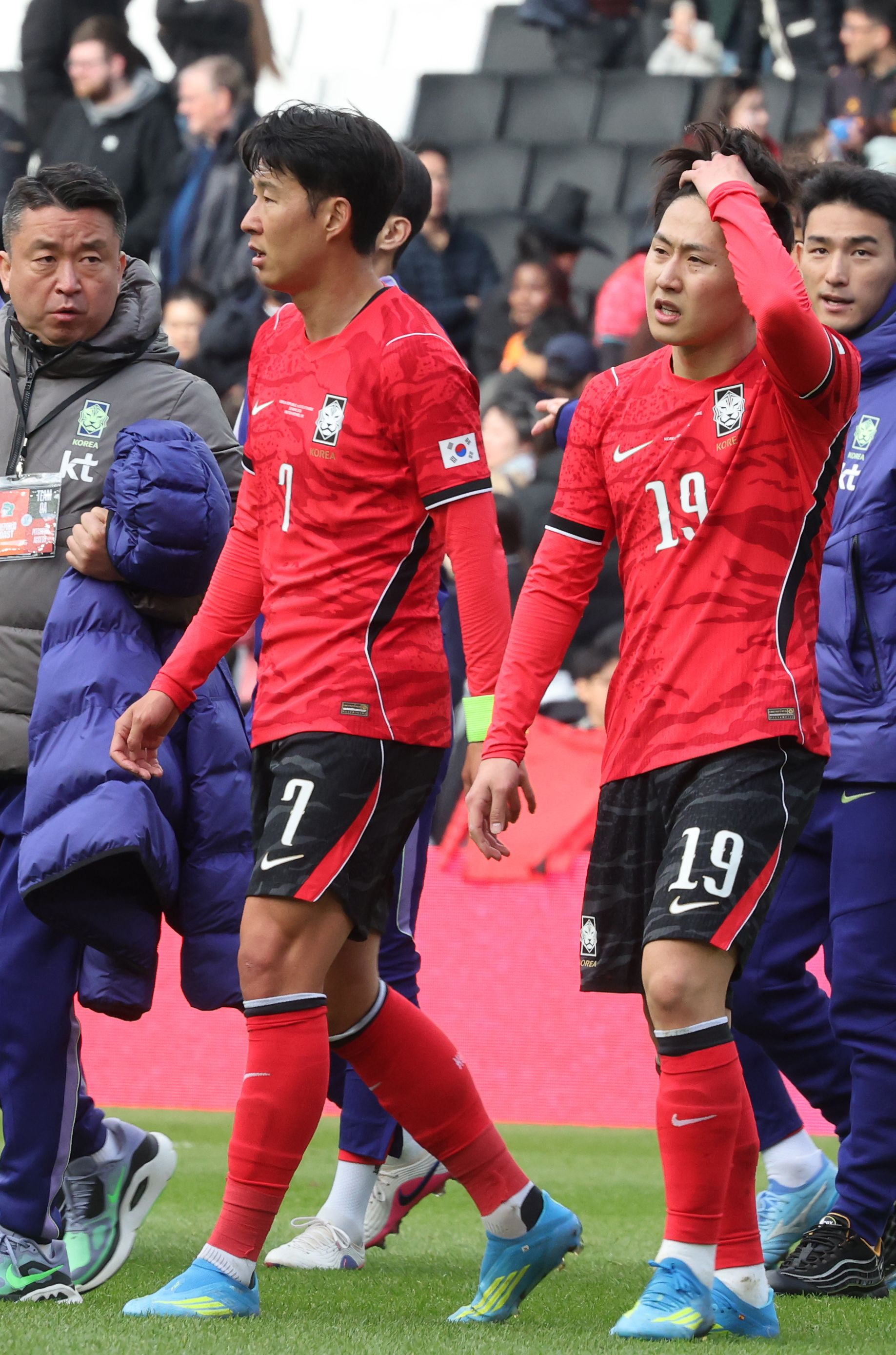 한국축구국가대표팀이 손흥민과 이강인이 28일(현지시간) 영국 밀턴킨스 스타디움 MK에서 열린 코트디부아르와 평가전에서 4-0으로 패하고 아쉬워하고 있다. 연합뉴스