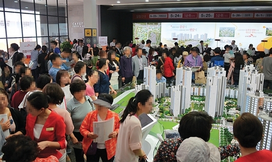 SK건설이 19대 대선 직후 서울 영등포구 신길뉴타운 5구역에서 분양한 보라매 SK뷰 아파트 견본주택. 이 아파트는 청약 1순위에서만 1만4589명이 몰렸다. 사진 SK건설