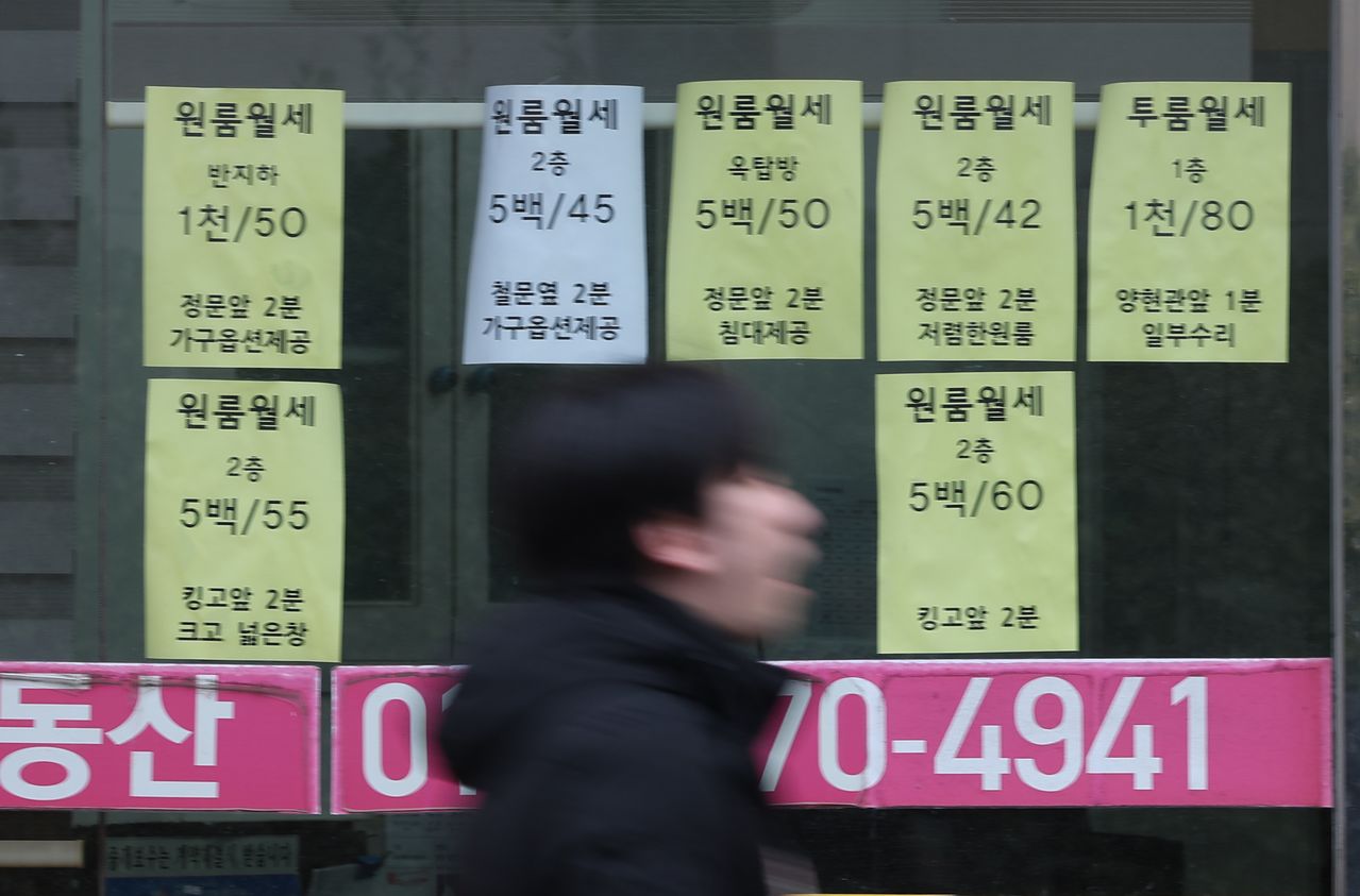 지난 2월 24일 서울 종로구 성균관대학교 앞 한 부동산중개업소에 원룸 매물이 표시돼있다. 연합뉴스