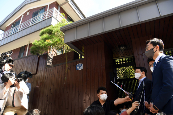 2021년 9월 30일 더불어민주당 의원들이 김만배씨의 누나에게 팔린 윤석열 전 검찰총장 부친의 옛 자택을 살펴보고 있다. 국회사진기자단