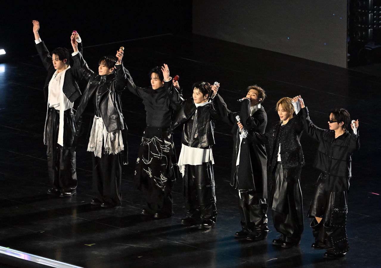 그룹 방탄소년단(BTS)이 21일 서울 광화문 광장에서 무료 복귀 공연 ‘BTS 컴백 라이브: 아리랑(BTS THE COMEBACK LIVE: ARIRANG)’에 선 모습. 사진공동취재단