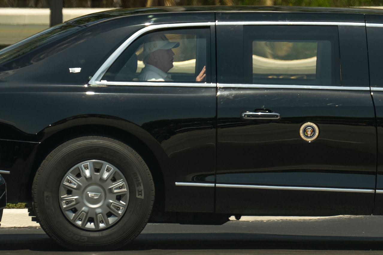 현지시간 28일 도널드 트럼프 미국 대통령이 이란과의 전쟁 와중에도 평소처럼 플로리다 리조트에서 골프를 친 뒤 전용차를 타고 귀가하는 모습이 언론에 노출됐다. AP=연합뉴스