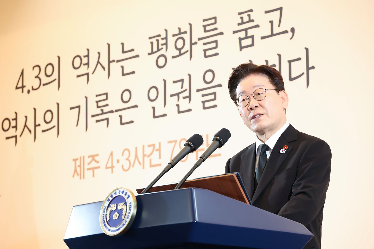 이재명 대통령이 29일 제주도 한화리조트에서 열린 제주 4.3 희생자 유족과의 오찬 행사에서 발언하고 있다. [청와대사진기자단]