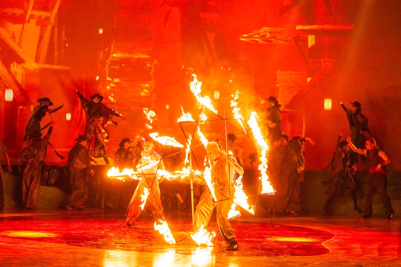 에버랜드에서 공연되는 서커스 '윙즈 오브 메모리'에서 아티스트들이 '파이어 퍼포먼스'를 선보이는 모습. 사진 에버랜드