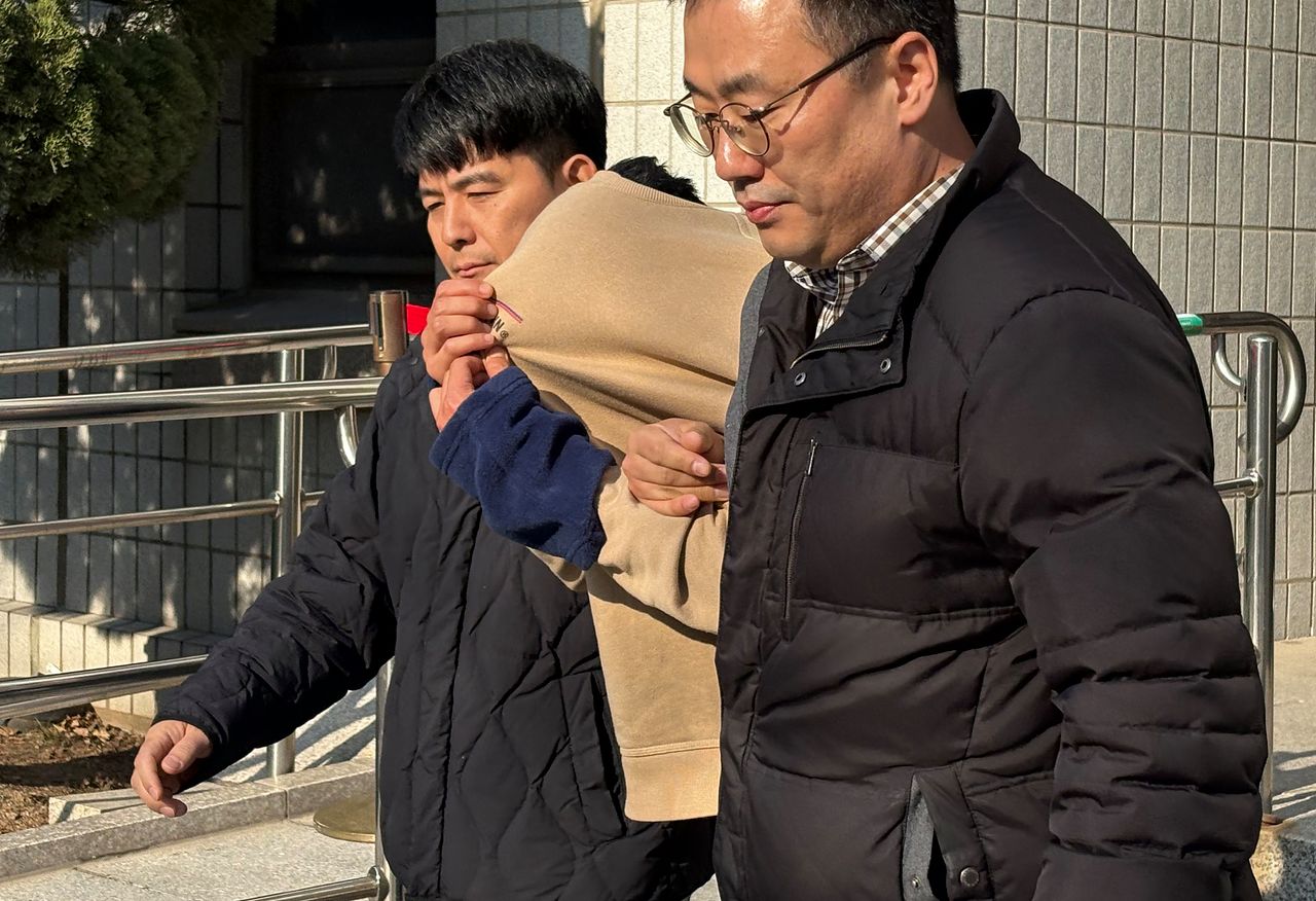 배달의민족 고객 정보를 빼돌려 이른바 '보복 테러'를 벌인 일당 가운데 공범이자 총책인 30대 남성 정모씨가 28일 서울 양천구 남부지방법원에서 열린 구속 전 피의자 심문(영장실질심사)에 출석한 후 이동하고 있다. 뉴스1