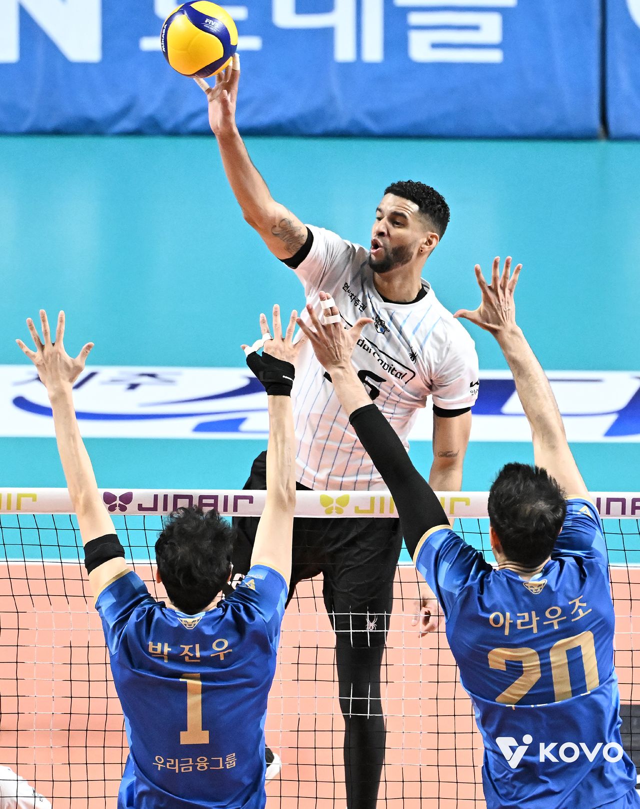 현대캐피탈 레오가 29일 서울 장충체육관에서 열린 남자부 PO 2차전에서 공격을 시도하고 있다. 사진 KOVO