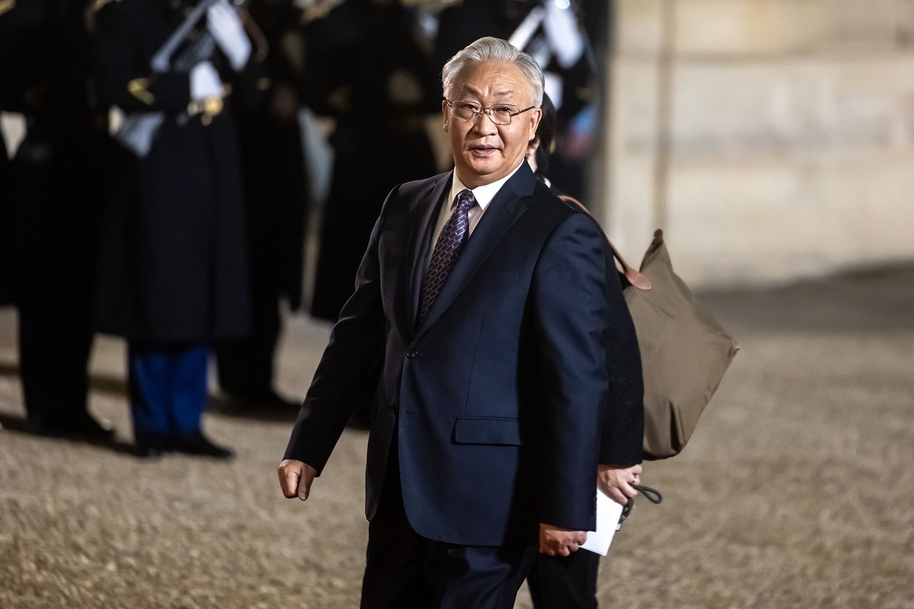지난 10일 장궈칭 중국 부총리가 프랑스 파리의 엘리제궁에서 열린 만찬에 참석하기 위해 도착하고 있다. 프랑스 대통령이 주최한 이 만찬으로 제2차 원자력 에너지 정상회의가 폐막했다. 장 부총리는 최근 측근을 장관급에 승진시키며 내년 당 대회에서 상무위원 승진에 유리한 고지를 차지했다. EPA=연합뉴스