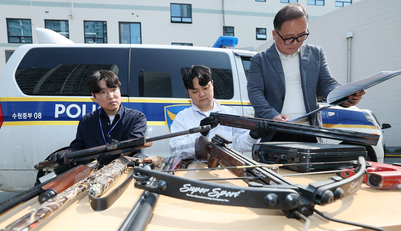 불법무기류 자진신고 기간 운영을 시작한 지난해 4월 1일 오후 경기 수원시 장안구 수원중부경찰서에서 범죄예방대응과 직원들이 보관 중인 무기류를 점검하고 있다. 뉴스1