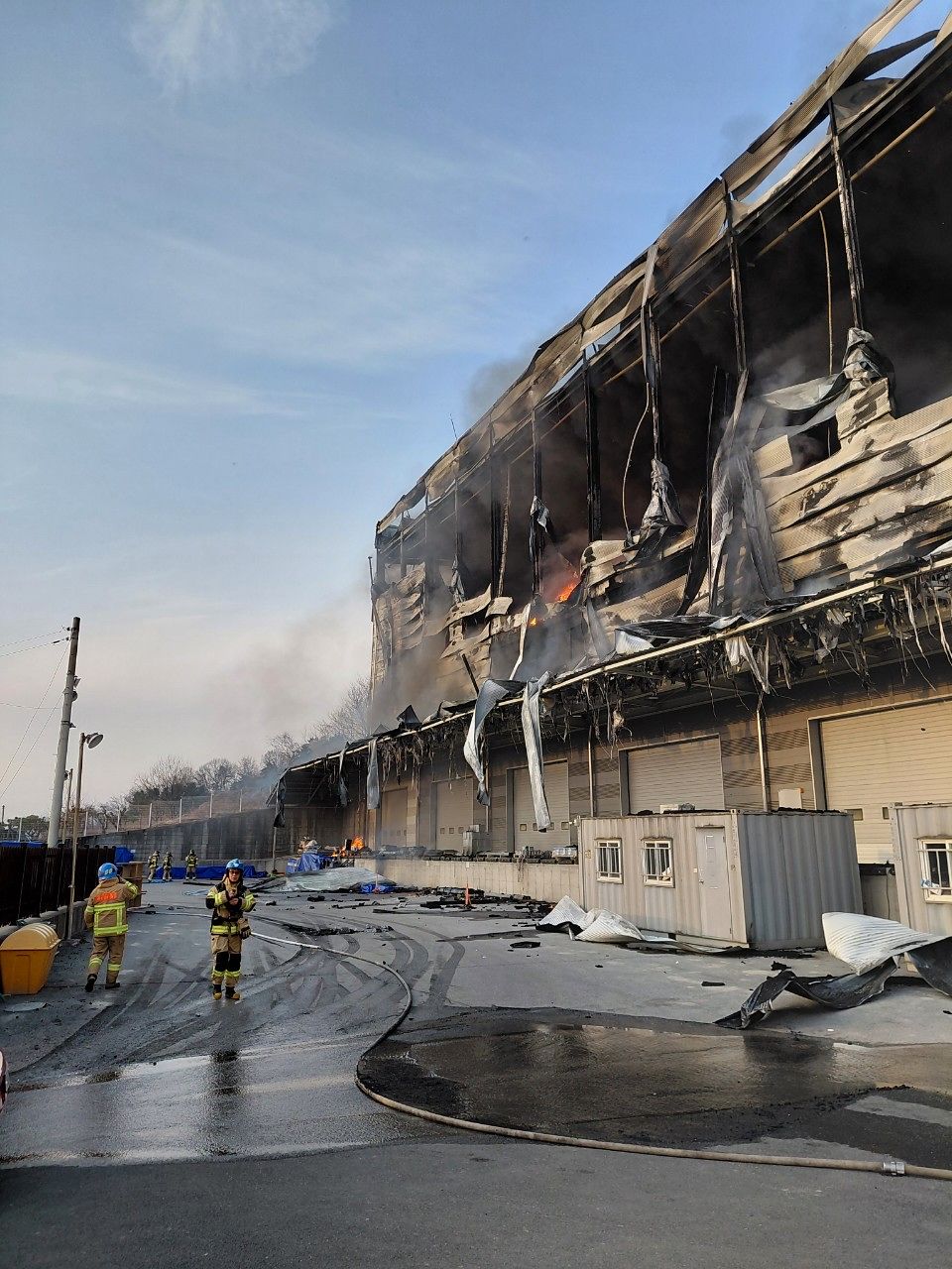 29일 경기 용인시 처인구 물류창고 화재 현장. 사진 경기도소방재난본부 제공