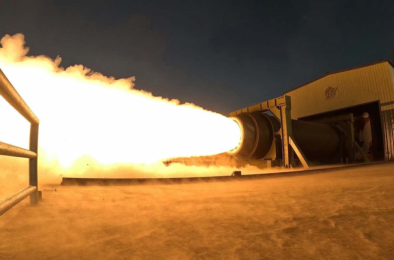 북한이 탄소섬유 복합재료를 이용한 대출력 고체 발동기(엔진) 지상분출시험을 진행하는 모습. 노동신문, 뉴스1