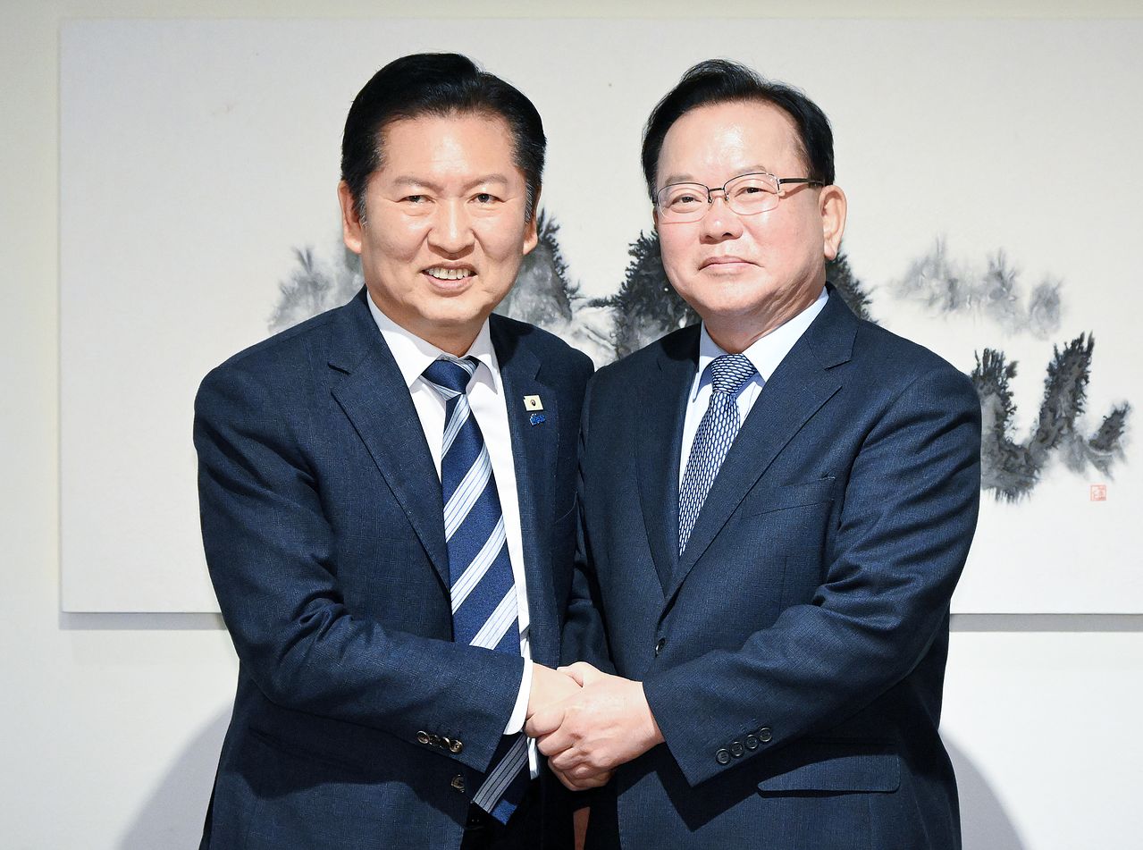 정청래 더불어민주당 대표(왼쪽)와 김부겸 전 국무총리가 지난 26일 서울 중구 달개비에서 회동하고 있다. 뉴스1