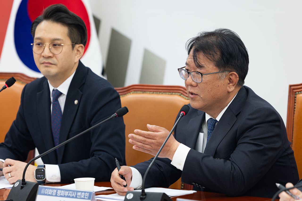 이화영 전 경기도 평화부지사의 변호인이었던 서민석 변호사가 29일 대북송금 사건 긴급 기자간담회에 참석했다. 서 변호사는 박상용 검사가 자신에게 이 전 부지사의 진술 회유를 시도했다고 주장한다. 뉴스1