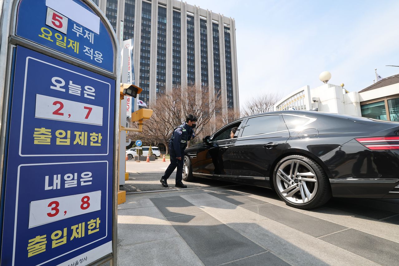 24일 서울 종로구 정부서울청사 앞에 원유 안보위기 ‘주의’ 경보 발령에 따른 공공 차량 5부제 안내문이 붙어있다. 공공부문은 에너지절약을 실천하기 위해 25일부터 전기차와 수소차를 제외한 승용차 5부제를 의무적으로 시행하고 있다. 뉴스1