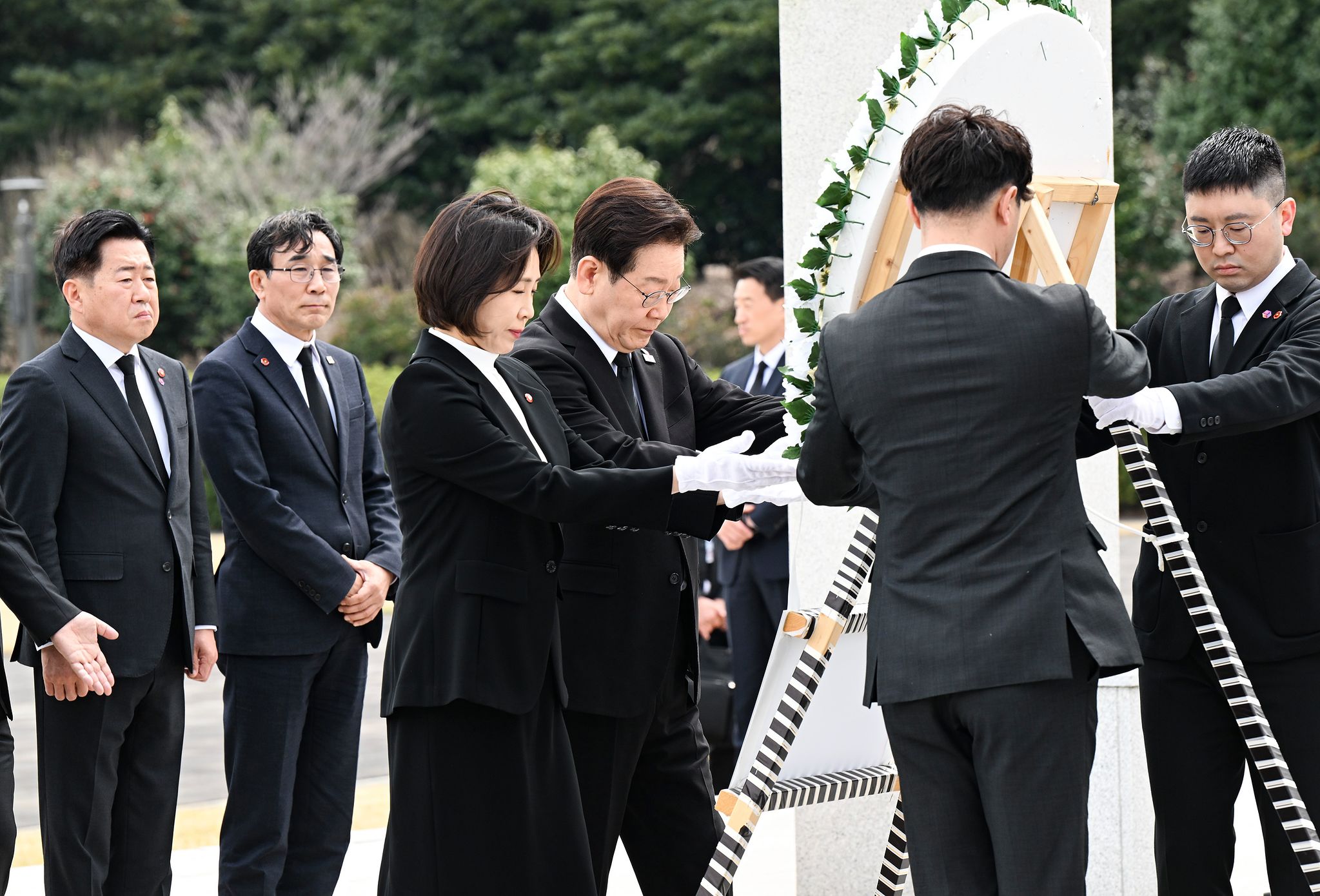 이재명 대통령과 김혜경 여사가 29일 제주 4·3 평화공원에서 위령탑에 헌화하고 있다. 청와대사진기자단