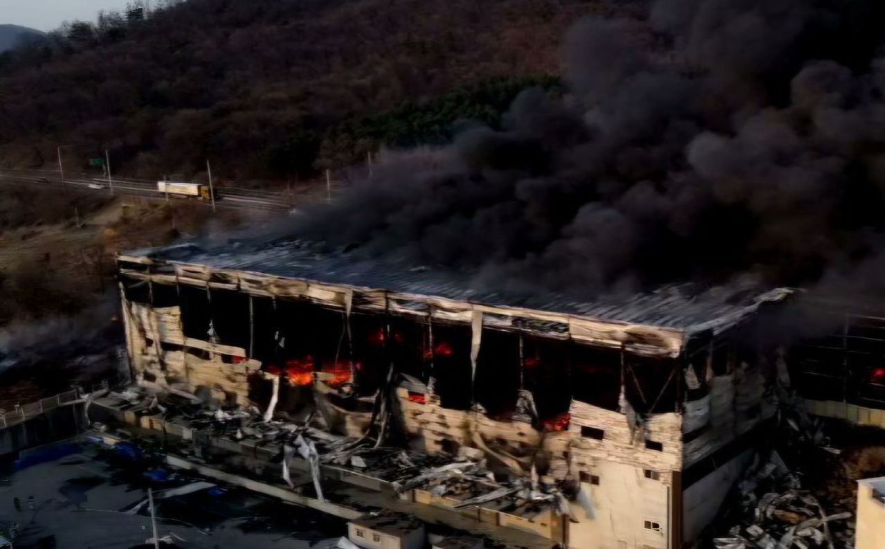 29일 오후 5시36분쯤 경기 용인시 처인구의 한 물류창고에 불이 나 연기가 피어오르고 있다. 사진 경기도소방재난본부 제공