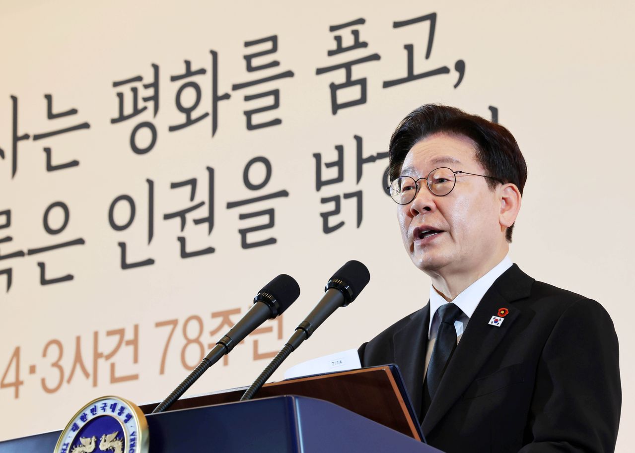 위안부 피해자 별세 소식이 전해진 29일 이재명 대통령이 페이스북에 애도의 뜻을 표했다. 이날 이 대통령은 제주시 한 호텔에서 열린 '제주 4.3 희생자 유족과의 오찬'에 참석했다. 뉴시스