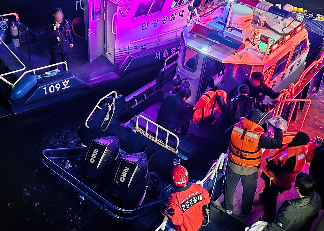 28일 오후 서울 한강 반포대교 인근에서 운항 중이던 유람선이 바닥에 걸려 멈추는 사고가 발생해 소방당국이 승객들을 구조하고 있다. 독자 제공. 뉴스1