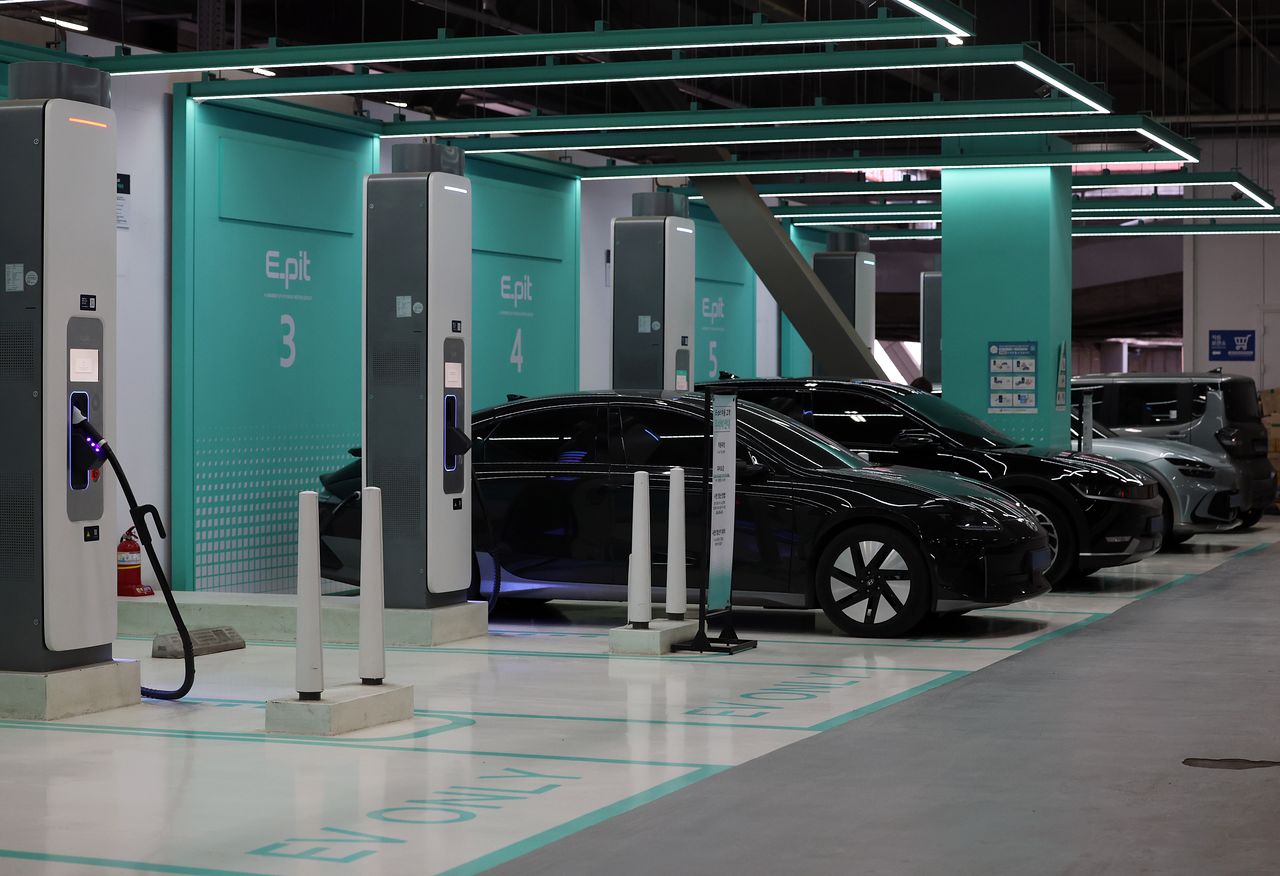 서울시내 한 주차장의 전기차 충전구역. 연합뉴스