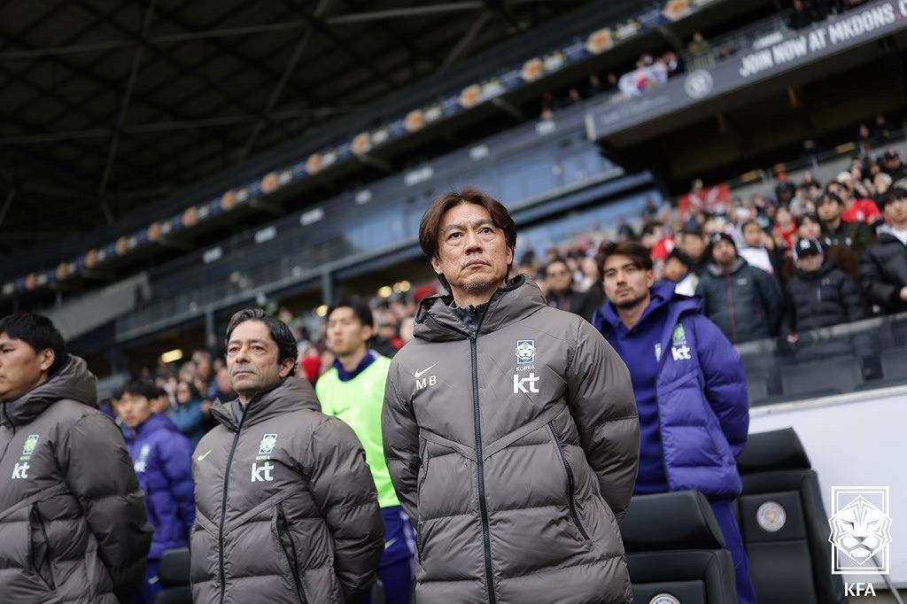 한국 축구 국가대표팀 홍명보 감독이 28일(현지시간) 영국 밀턴 케인스의 스타디움 MK에서 열린 코트디부아르와 평가전을 지켜보고 있다. 사진 대한축구협회