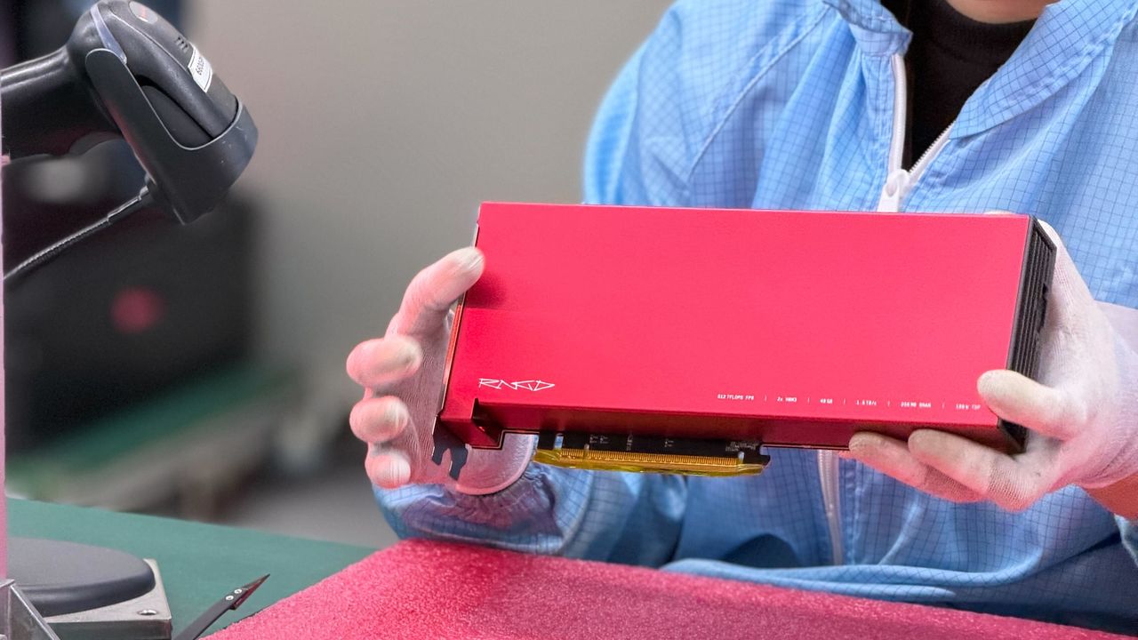 퓨리오사AI가 파운드리(위탁 생산)사인 TSMC로부터 인도 받은 2세대 칩인 레니게이드(RNGD)를 기반으로 AI 가속기(카드) 출하 작업을 하고 있다. 사진 퓨리오사AI