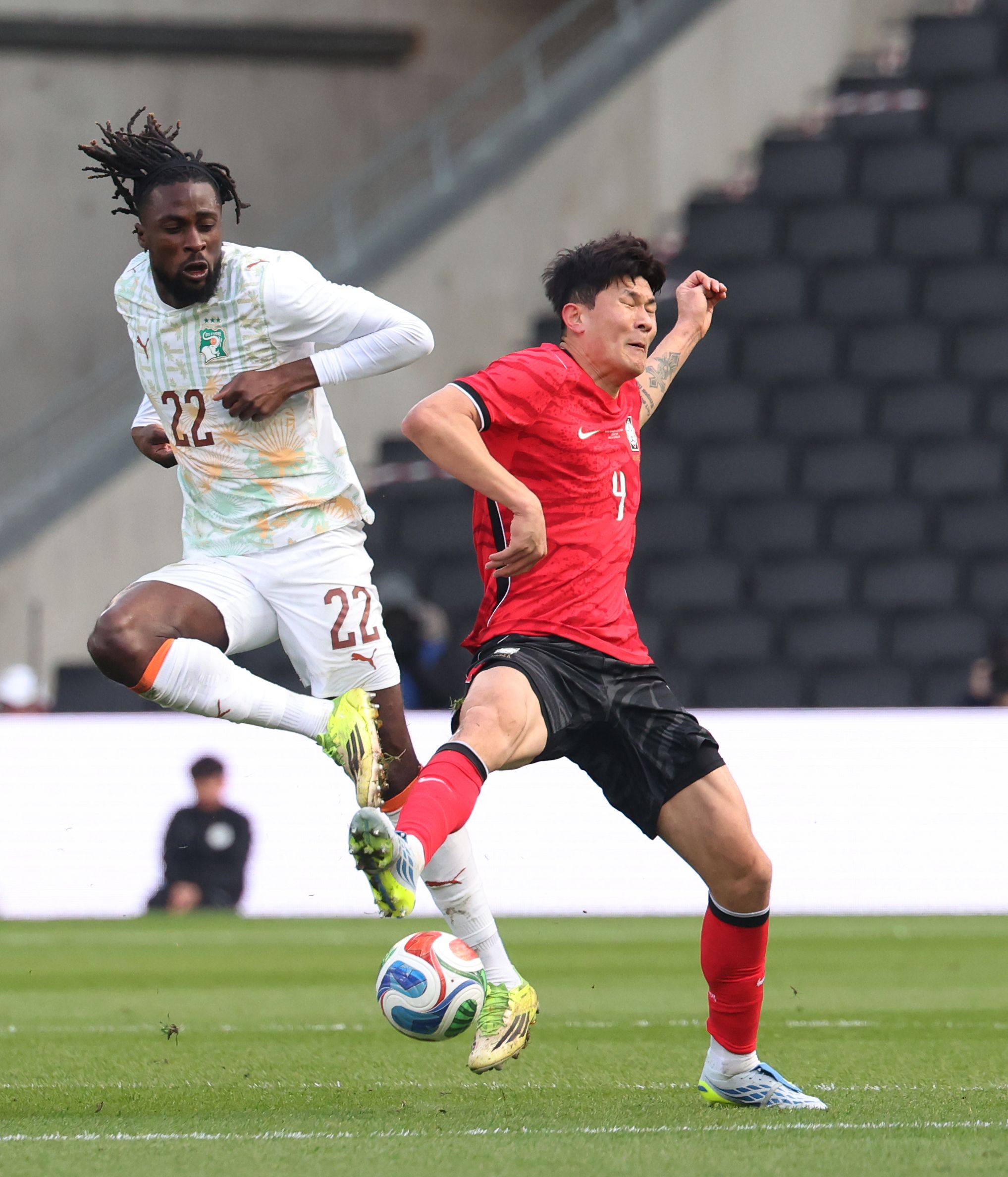 한국축구국가대표팀 김민재가 28일(현지시간) 영국 밀턴킨스 스타디움 MK에서 열린 코트디부아르와 평가전에서 수비하고 있다. 연합뉴스