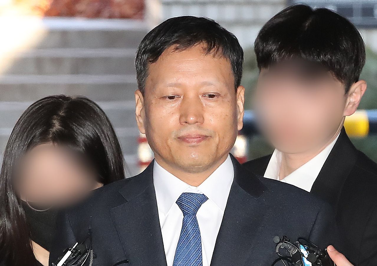 티몬·위메프(티메프)의 판매 대금 미정산 사태의 핵심 피의자인 구영배 큐텐그룹 대표가 지난 2024년 11월 18일 오전 서울 서초구 서울중앙지방법원에서 열리는 특정경제범죄 가중처벌 등에 관한 법률 위반(사기·횡령·배임) 혐의 관련 구속 전 피의자 심문(영장실질심사)에 출석하고 있다. 뉴스1