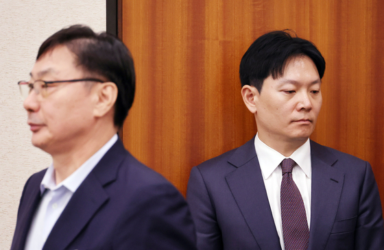 쌍방울 대북송금 사건의 피의자인 이화영(왼쪽) 전 경기도 평화부지사와 사건을 수사한 박상용 검사가 지난해 10월 국회 법사위 국정감사에서 만났다. 연합뉴스