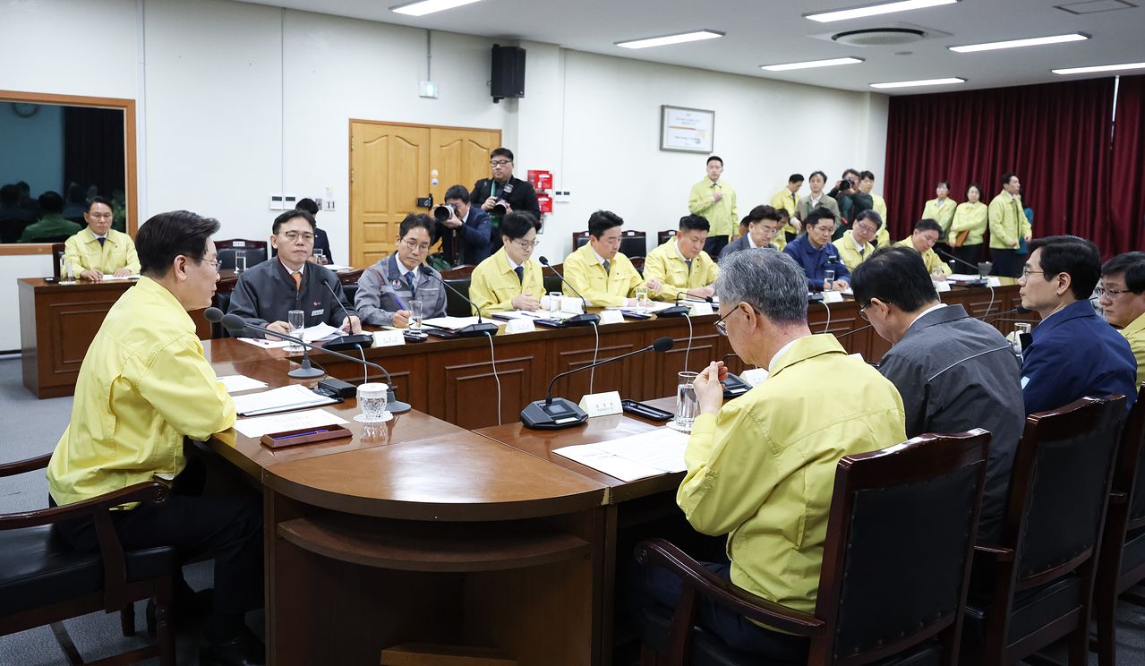 이재명 대통령를 비롯한 주요 석유화학업계 관계자들이 26일 충남 서산 석유공사 비축기지에서 현장간담회를 갖고 있다. [뉴스1]