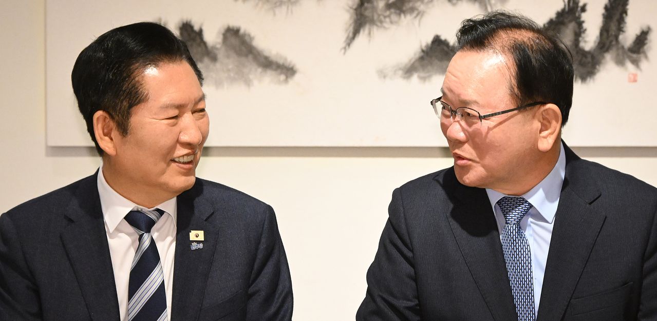 정청래 더불어민주당 대표와 김부겸 전 국무총리가 26일 서울 중구 달개비에서 회동하고 있다. 국회사진기자단