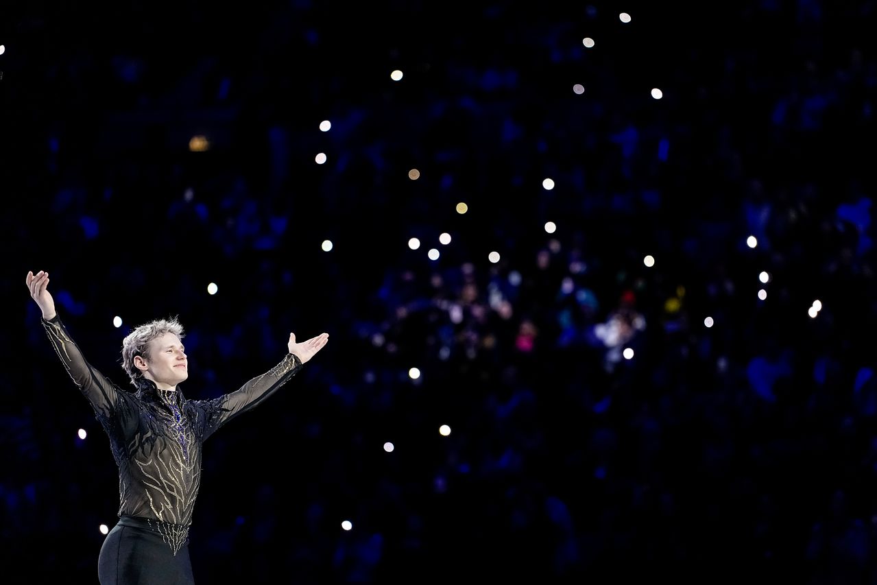 미국의 일리야 말리닌이 29일(한국시간) 열린 세계피겨선수권대회 남자싱글 시상식에서 관중석을 향해 손을 흔들고 있다. 말리닌은 압도적 점수 차로 우승해 금메달을 목에 걸었다. AP=연합뉴스