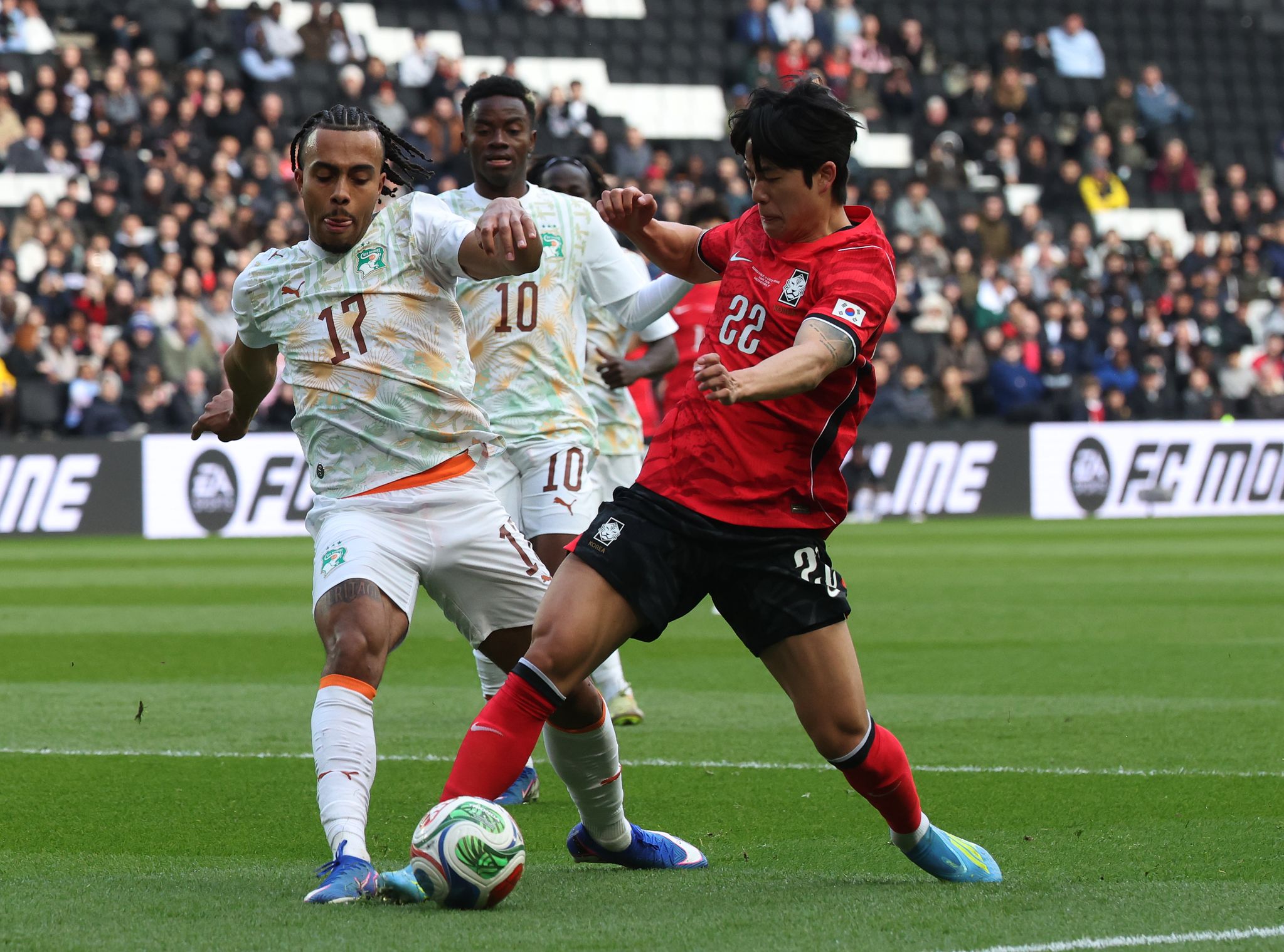 한국축구국가대표팀 설영우가 28일(현지시간) 영국 밀턴킨스 스타디움 MK에서 열린 코트디부아르와 평가전에서 볼다툼을 벌이고 있다. 연합뉴스