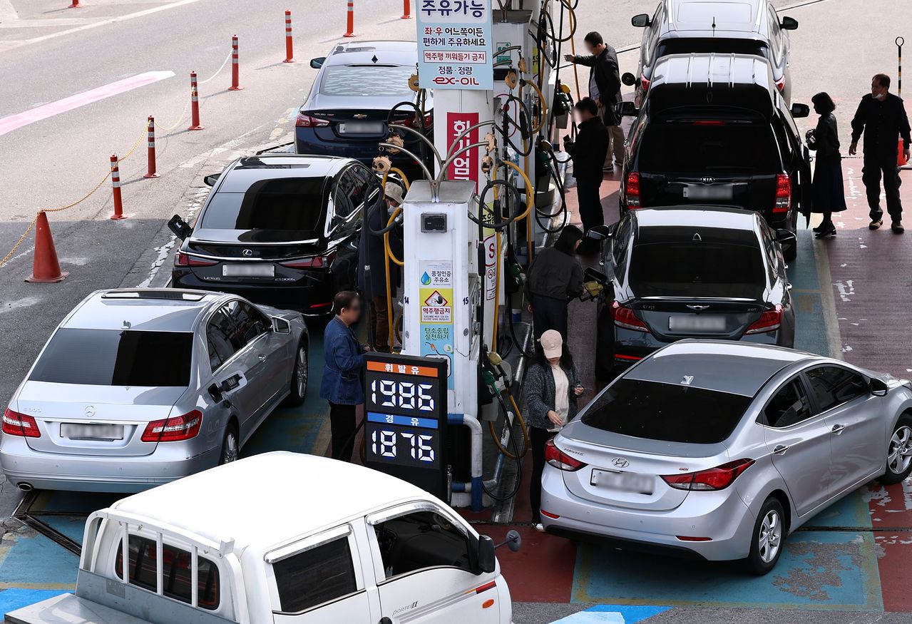 구윤철 경제부총리는 29일 "유가가 120~130달러로 오르면 민간에도 부제를 도입해야 되지 않을까 보고 있다"고 말했다. 29일 오전 서울 서초구 만남의광장 주유소에서 시민들이 주유를 하고 있다. 뉴스1