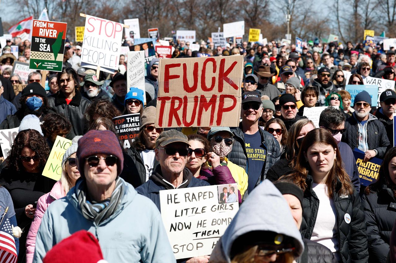 28일(현지시간) 미국 시카고 그랜트 파크에서 열린 '왕은 없다(No Kings)' 전국 시위의 날 시위 참가자들이 행진하고 있다. AFP=연합뉴스