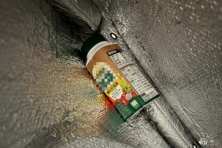 지난 16일 충남 홍성군 홍북읍의 한 아파트에 설치한 우유 보관 파우치(주머니) 안에 채소음료가 담겨 있다. [사진 홍북읍행정복지센터]