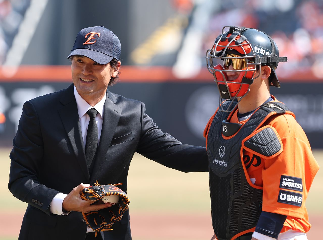 (대전=뉴스1) 김기태 기자 = 28일 대전 한화생명볼파크에서 열린 2026 신한 SOL뱅크 KBO 리그 키움 히어로즈와 한화 이글스 정규시즌 개막전에서 박찬호가 시구를 마치고 포수 최재훈과 인사하고 있다. 2026.3.28/뉴스1