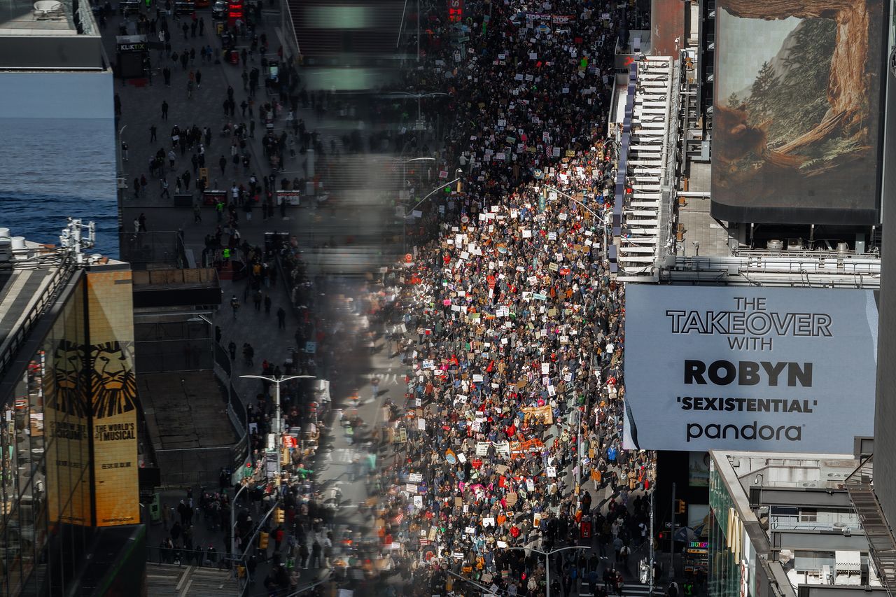 28일(혅지시간) 미국 뉴욕주 뉴욕의 타임스퀘어에서 수천 명의 시위대가 '왕은 없다(No Kings)' 시위에 참여하고 있다. EPA=연합뉴스