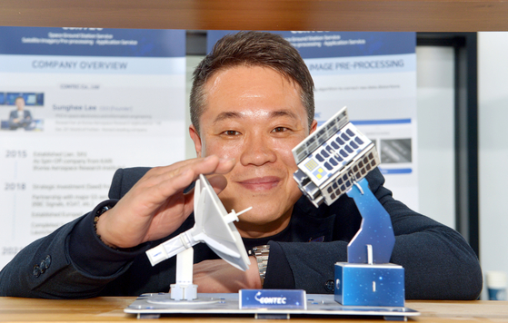 대한민국 1호 우주 스타트업 상장기업인 컨텍의 이성희 대표가 컨텍 본사 인공위성 관제실에서 자사 서비스를 설명하고 있다.김성태 객원기자 