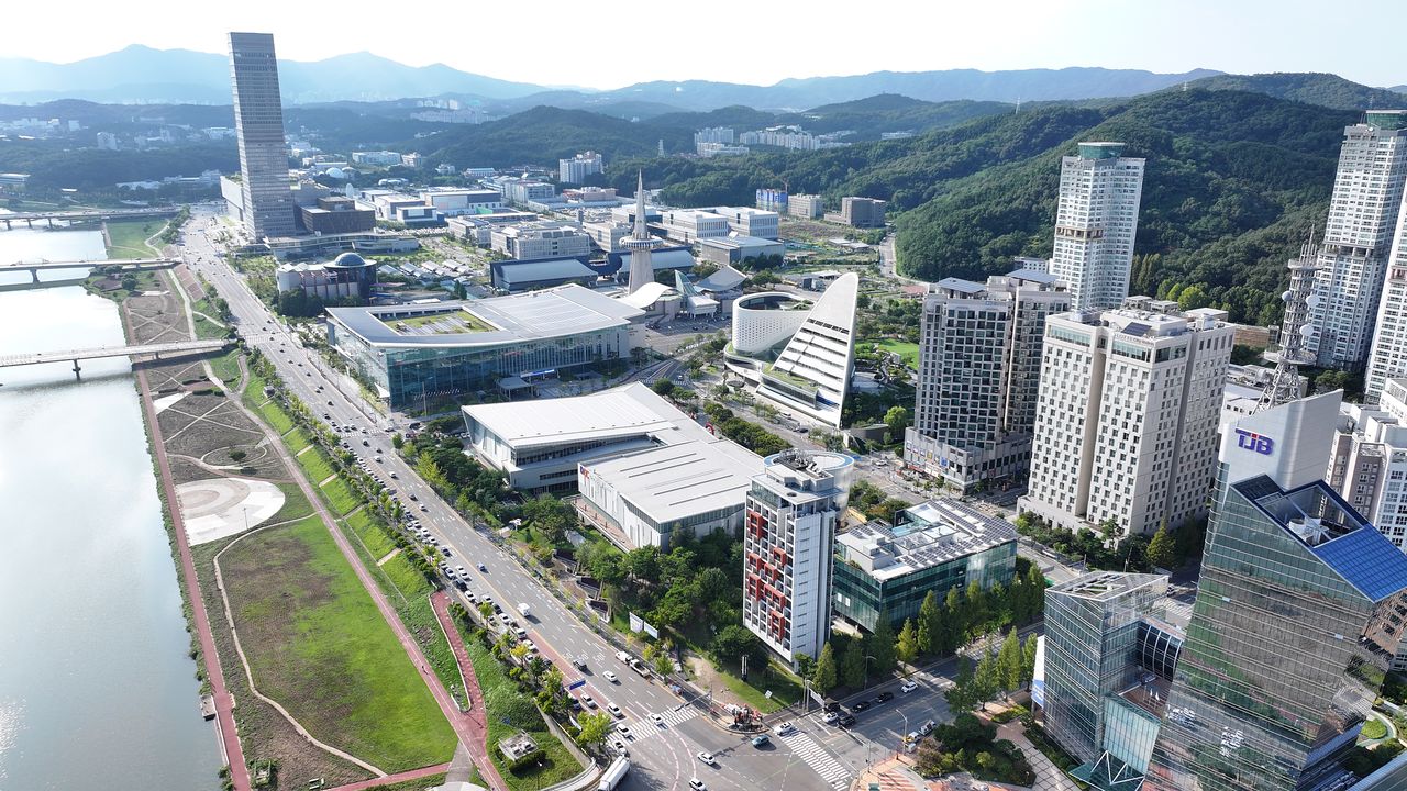 갑천(왼쪽)을 끼고 펼쳐져 있는 대덕특구. [사진 연구개발특구진흥재단]