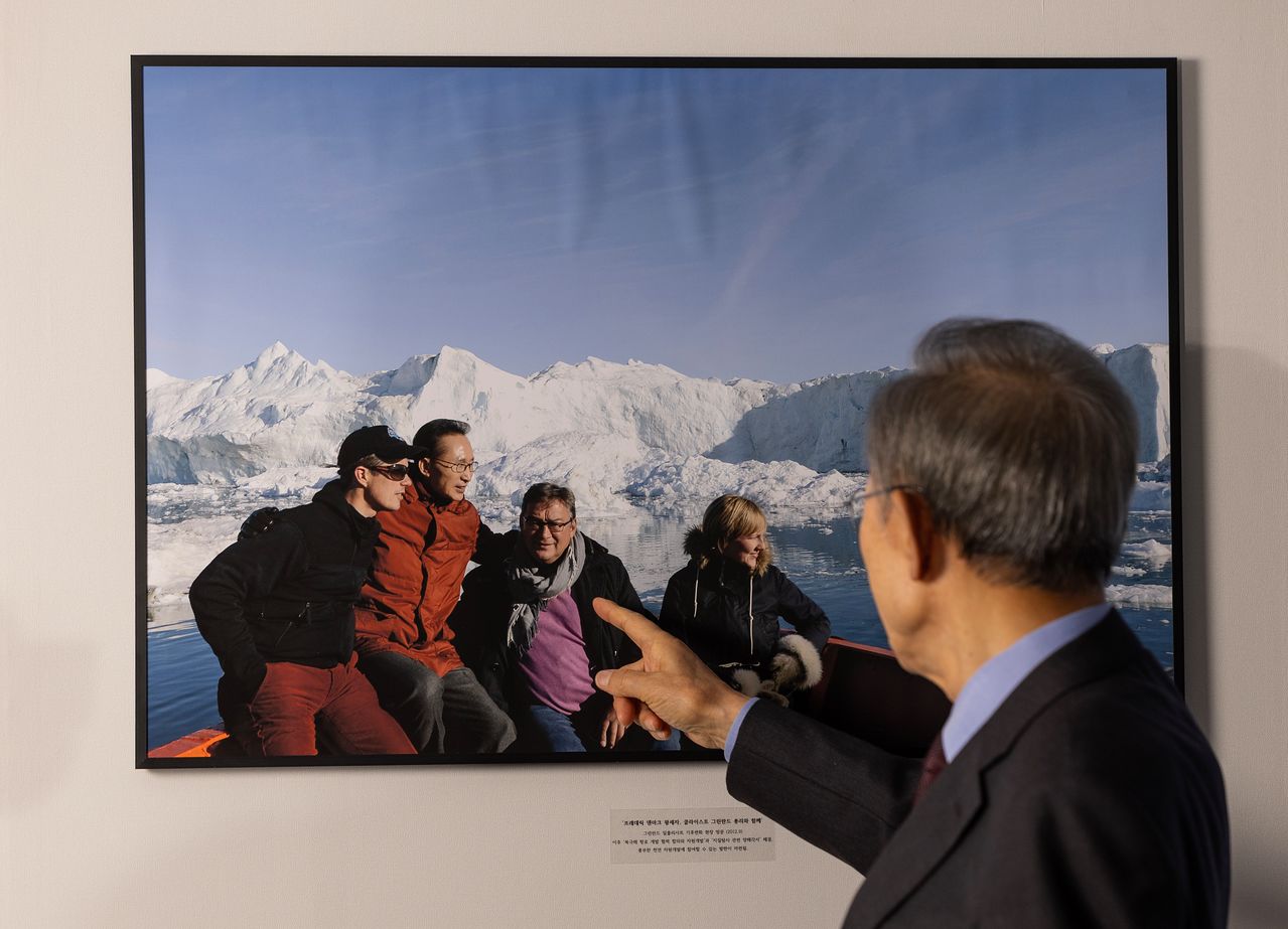 이명박 전 대통령이 서초동 영포빌딩 청계재단 벽에 걸린 그린란드 일룰리사트 기후변화 현장 방문(2012.9) 사진을 설명하고 있다. 권혁재 사진전문기자