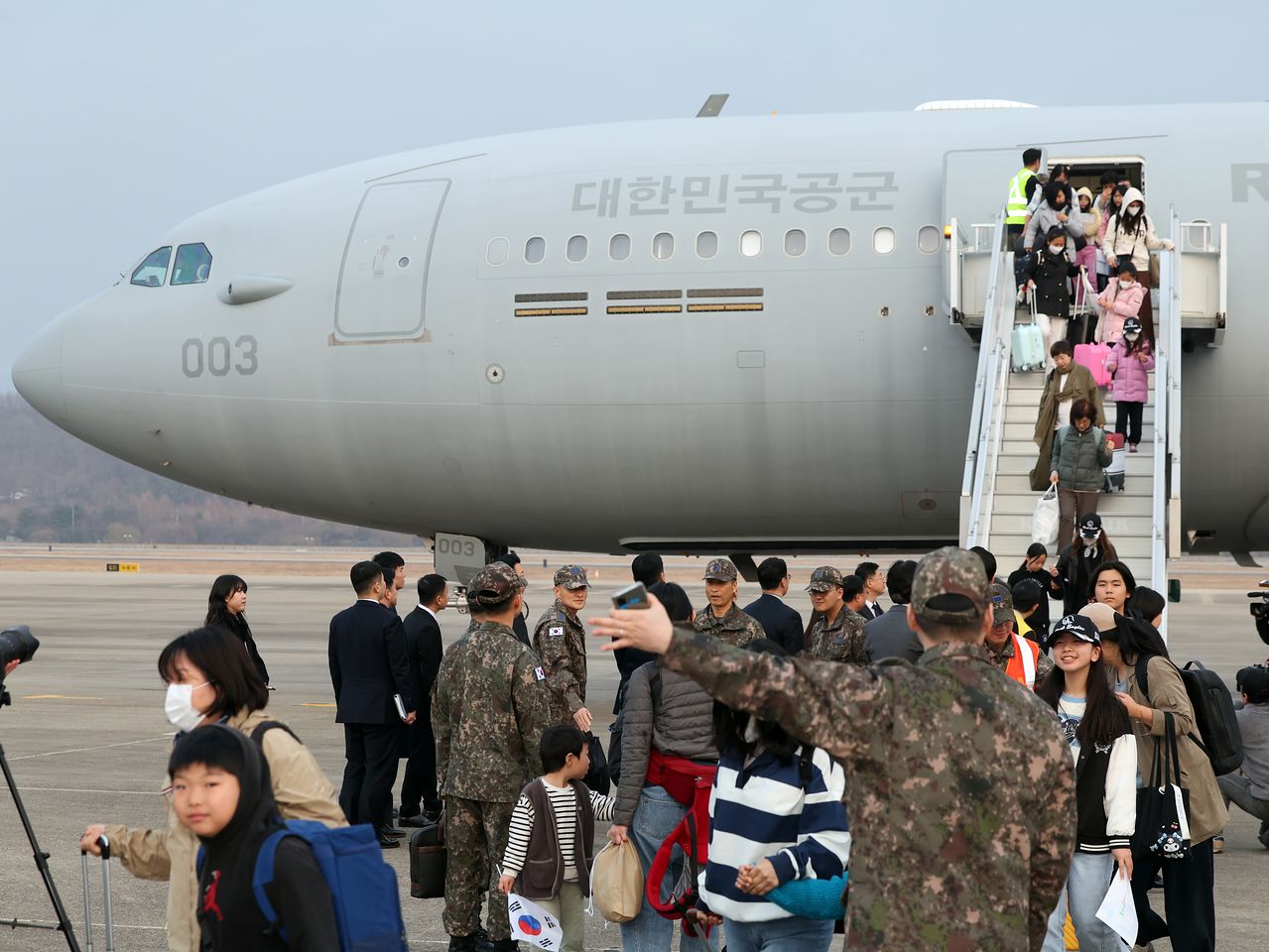 지난 15일 오후 경기도 성남시 서울공항에서 중동 상황 악화로 공군 다목적 수송기 KC-330 '시그너스'를 타고 귀국한 현지 체류 교민들이 발걸음을 옮기고 있는 모습. 연합뉴스