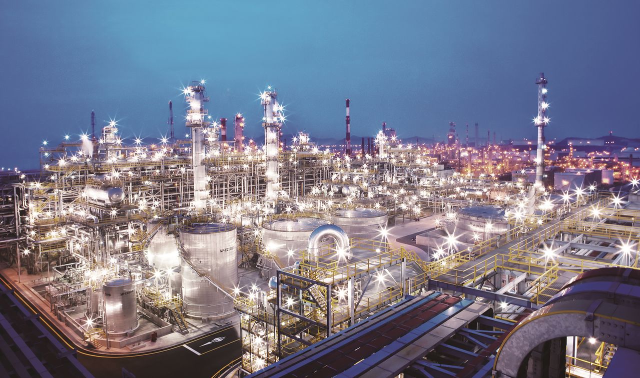 러시아에서 도입한 나프타가 30일 충남 서산 대산석유화학단지에 도착한다. 중앙포토