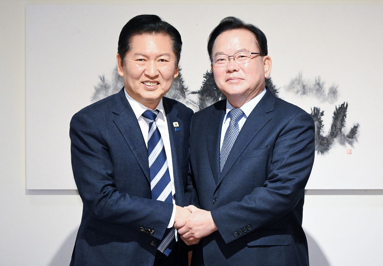 정청래 더불어민주당 대표와 김부겸 전 국무총리가 26일 서울 중구 달개비에서 회동하고 있다. 뉴스1