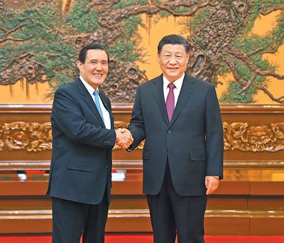 지난 2024년 4월 10일 오후 시진핑(習近平, 오른쪽) 중국 국가주석과 마잉주(馬英九, 왼쪽) 전 대만 총통이 베이징 인민대회당에서 만나 악수하고 있다. 사진 인민일보 캡처