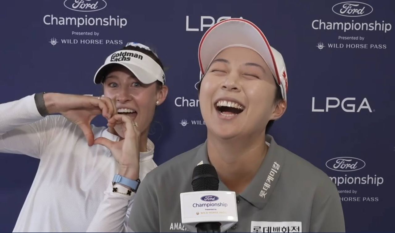 김효주(오른쪽)가 29일 포드 챔피언십 3라운드를 마치고 인터뷰를 하던 도중 넬리 코다가 장난을 치자 환하게 웃고 있다. 사진 LPGA 캡처