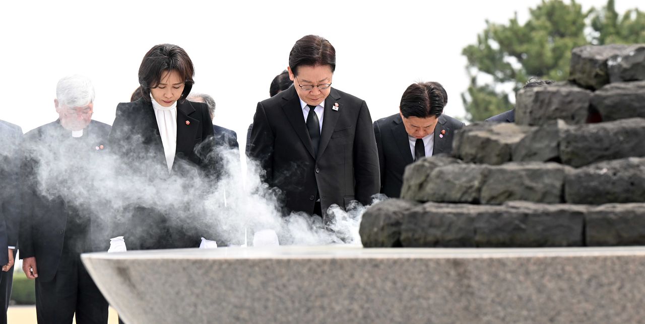 이재명 대통령과 김혜경 여사가 78주년 추념일을 앞두고 29일 제주 4·3평화공원을 찾아 위령탑에 분향한 후 묵념하고 있다. [청와대사진기자단]
