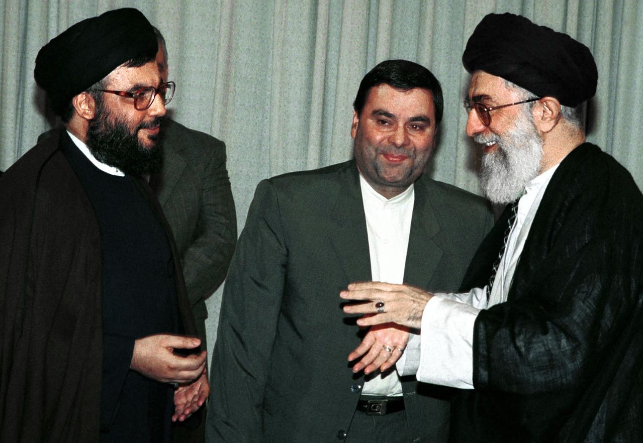 2000년 7월 당시 하산 나스랄라 헤즈볼라 사무총장(왼쪽)이 이란 테헤란에서 이란 최고지도자 아야톨라 알리 하메네이(오른쪽)와 만나고 있다. AFP=연합뉴스