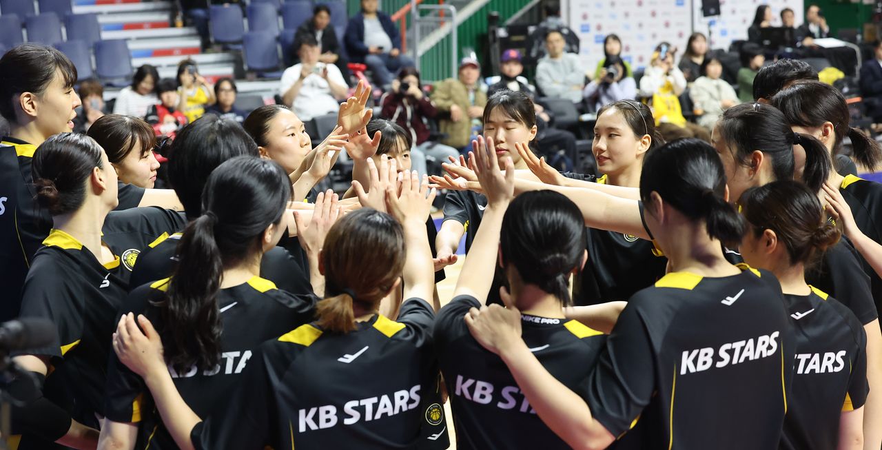 30일 부산 사직체육관에서 열린 2025~2026 여자프로농구 부산 BNK 썸과 청주 KB스타즈 정규리그 마지막 경기. BNK와 경기를 앞둔 KB 선수들이 몸풀기에 앞서 승리를 다짐하는 파이팅을 외치고 있다. 연합뉴스